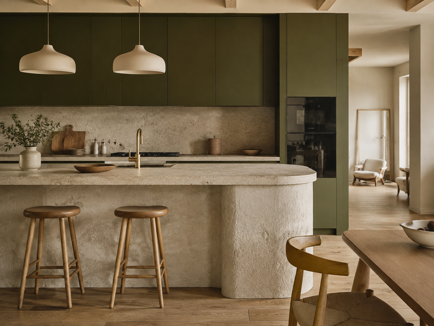 Cocina contemporánea verde oliva con isla de piedra y madera natural