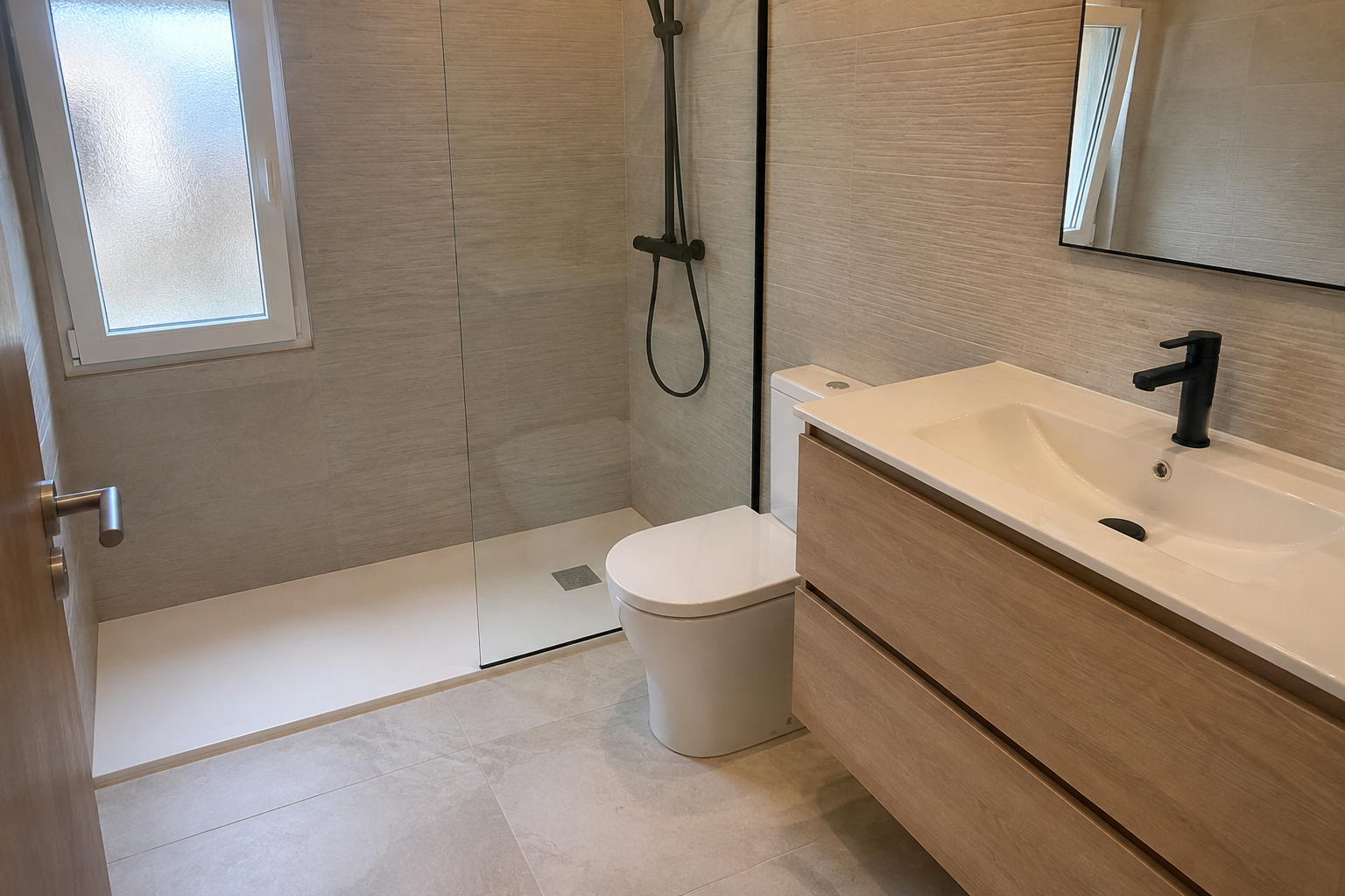 Reformas de baños en Oviedo: baño reformado con ducha y mueble de madera