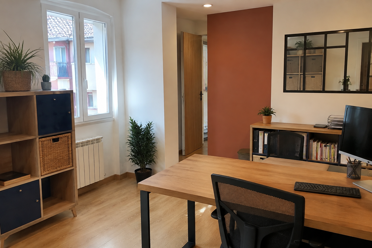 Reformas de oficinas en Oviedo: oficina pequeña reformada con acabados cálidos