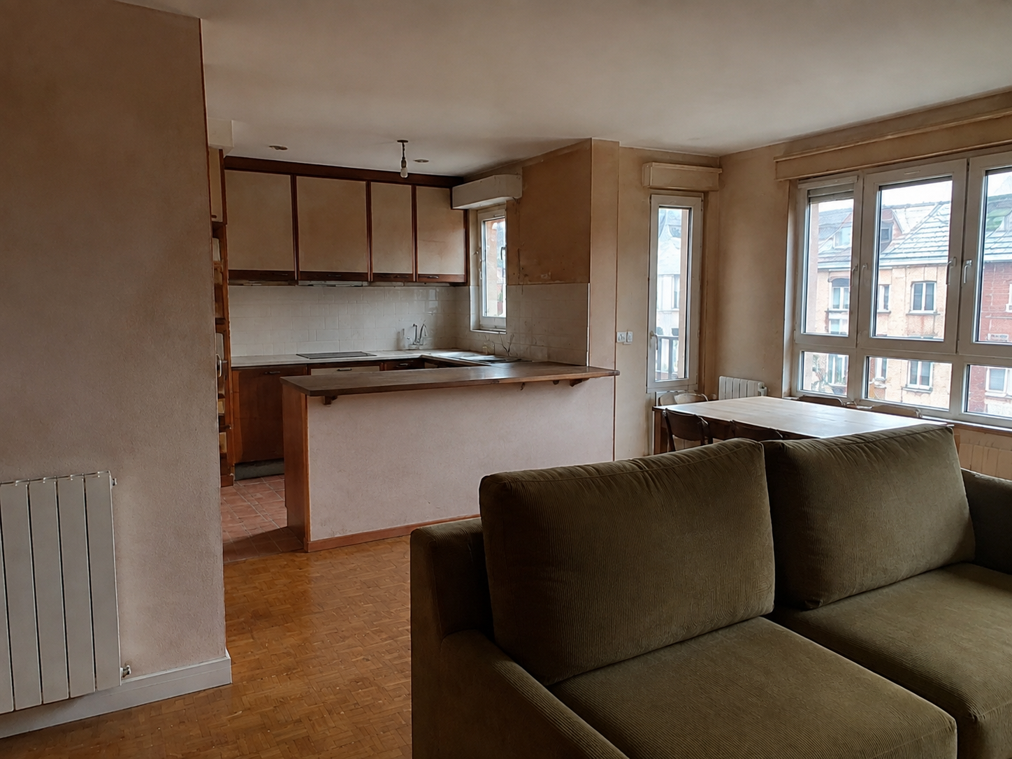 Estado previo de una vivienda antes de una reforma integral en Oviedo